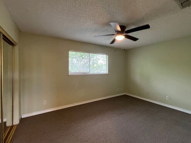 Building Photo - Southside Townhome