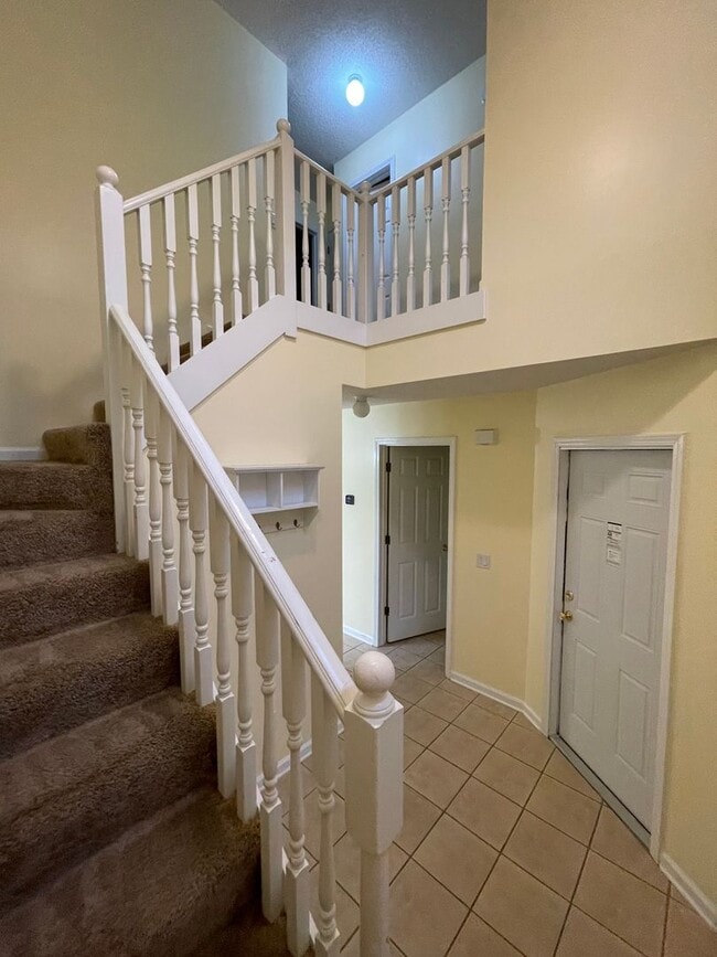 Building Photo - Foxchase Subdivision - End Unit!