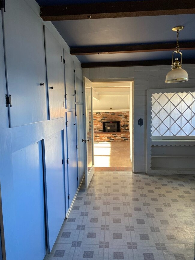 Building Photo - House with Charm, 2/1 with large garage and bonus room & bathroom