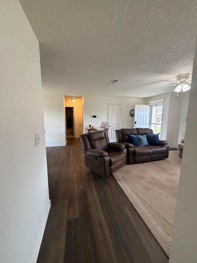 Building Photo - 927 E Krayler Ave