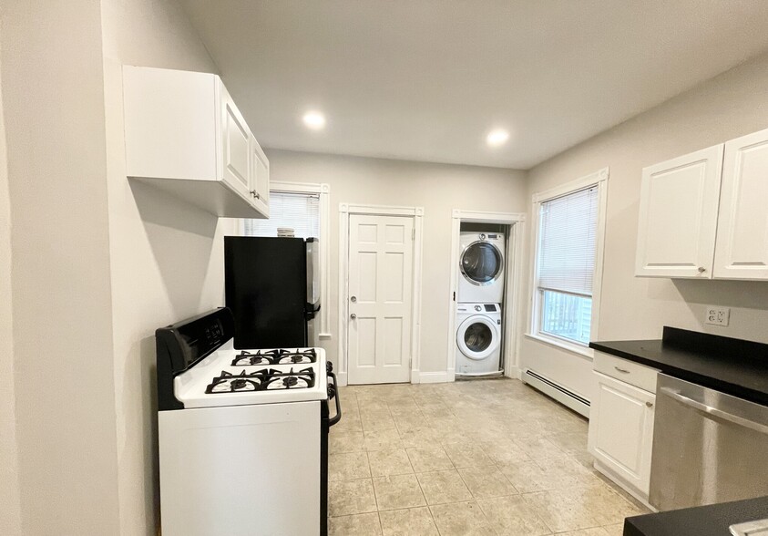 Primary Photo - 276 E Cottage St