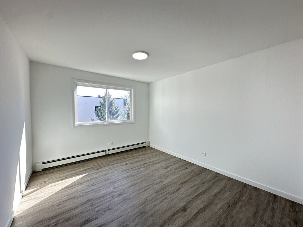 Building Photo - 7621 N Sheridan Rd