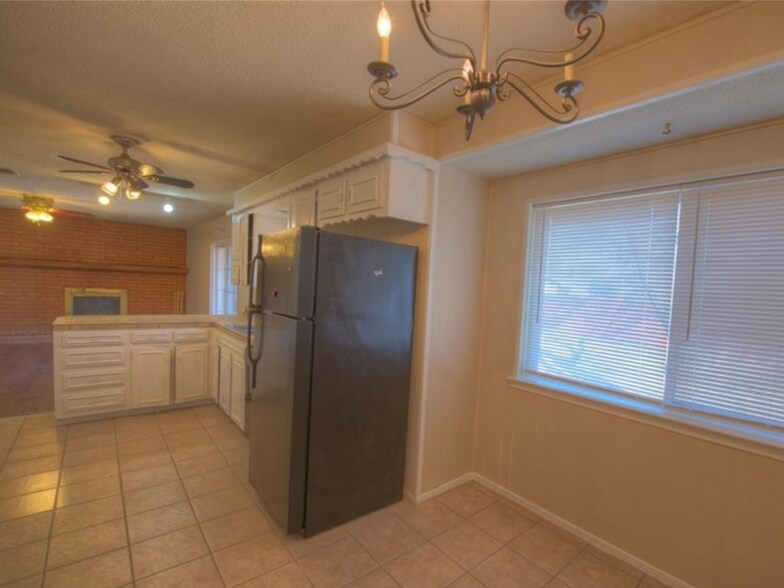 Building Photo - 801 Canyon Ridge Dr