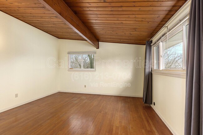 Building Photo - 841 Houseman Ave NE