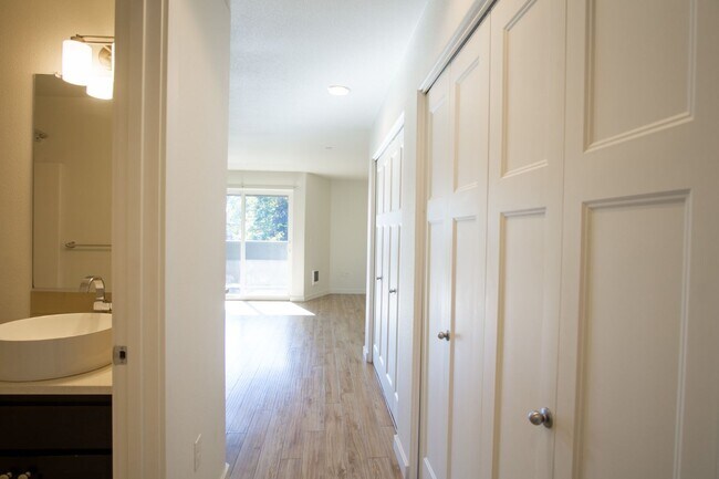 Building Photo - Stylish 2Bdr w/Stainless Appl, W&D, Private Balcony