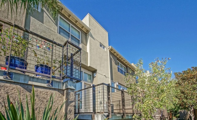 Building Photo - BRIGHT & PRIVATE, END CORNER UNIT, 2BR/2.5...