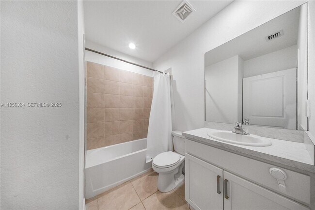 Building Photo - 425 NE 1st Ave