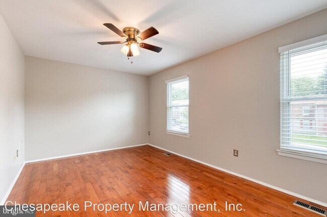 Building Photo - 3 br, 2.5 bath House - 1821 Blue Jay Court