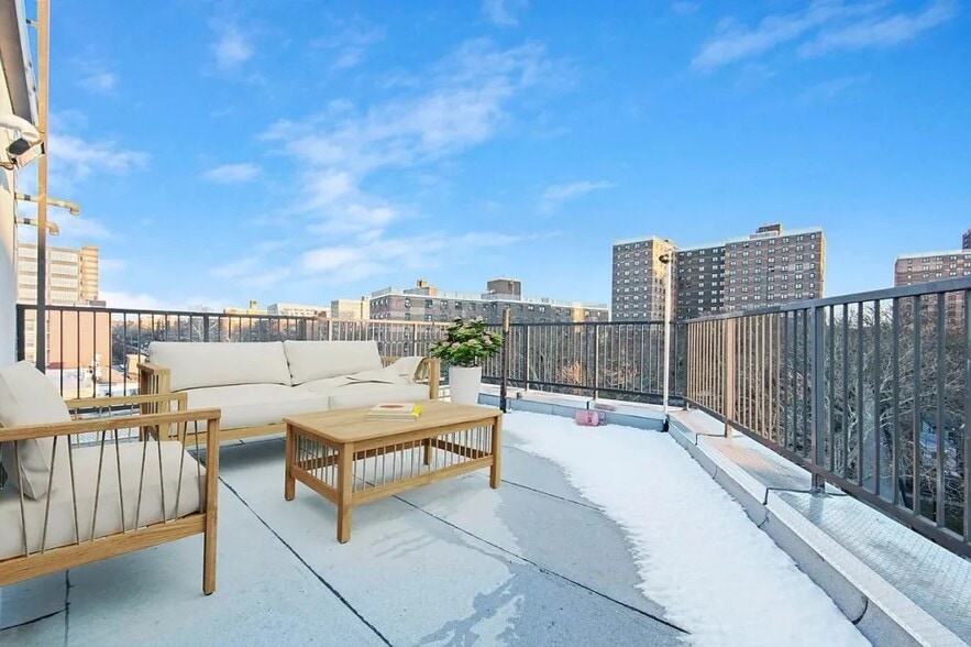 Building Photo - Furnished room/NOT APARTMENT