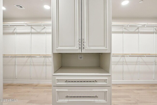 Building Photo - 4240 E Camelback Rd