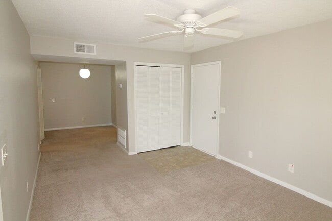 Building Photo - 2 Bedroom Condo In South Park!