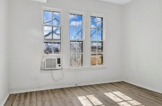 Building Photo - 827 S Crockett St