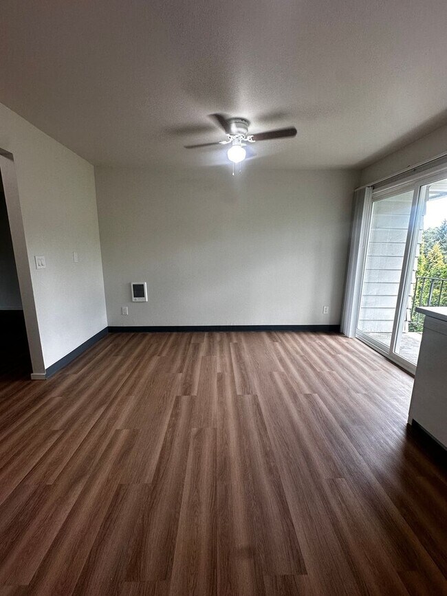 Building Photo - Spacious 3-Bedroom Apartment with Limited-...
