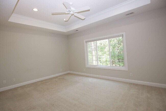 Building Photo - "Spacious 3-Bedroom Retreat with 3200 Sq Ft of Comfort in Seven Lakes!"