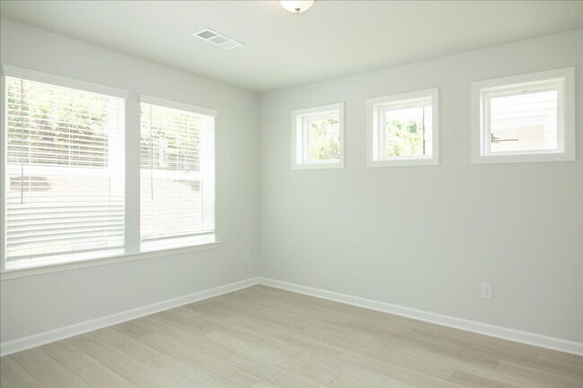 Building Photo - Newly Constructed 4bd/3.5ba Minutes From A...