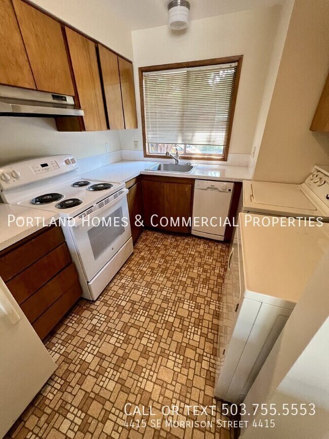 Building Photo - 2 bedroom townhome, close to transportation