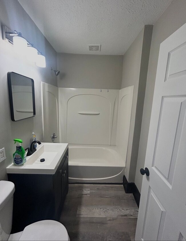 Building Photo - Gorgeous Updated 3 bedroom house!