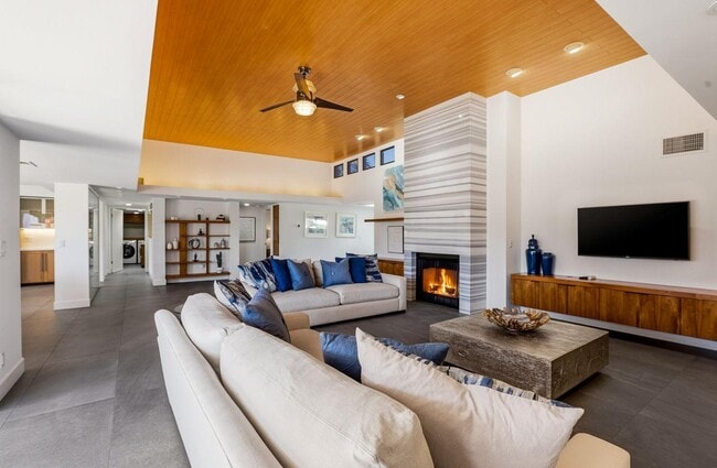 Building Photo - 8101 E Del Timbre Dr