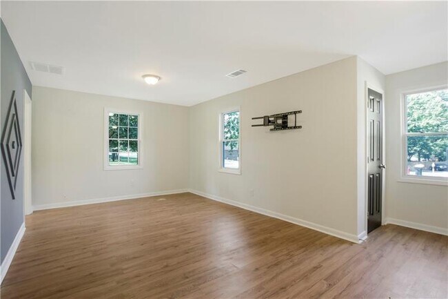 Building Photo - 551 Valley Hill Rd SE