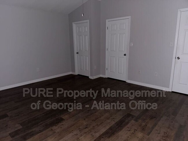 Building Photo - 4210 Oakwood Rd