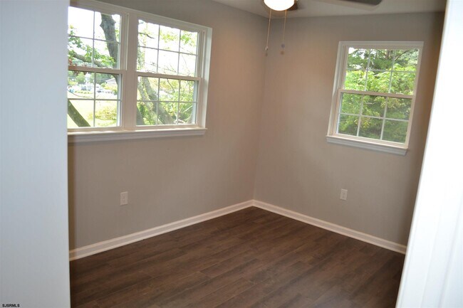 Building Photo - 406 Edna Ave