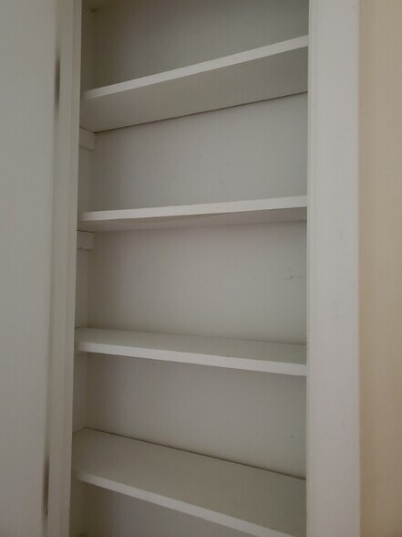 Building Photo - 2322 Colony Dr SW