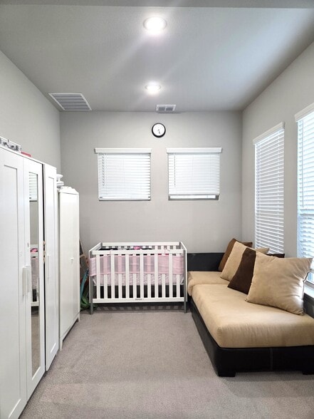 Building Photo - 8066 Glastonbury Dr