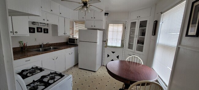 Building Photo - 705 N Elm St