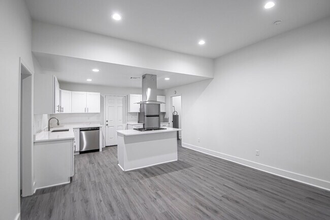 Building Photo - 306 S Schiller St