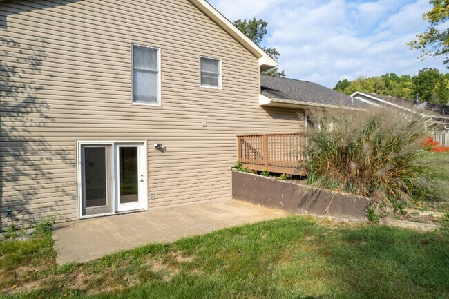 Building Photo - Fantastic Location! Close to MKT & Twin Lakes! 3BR/2.5BA/2000sqft., 2-Car Garage, Large Fenced Ya...