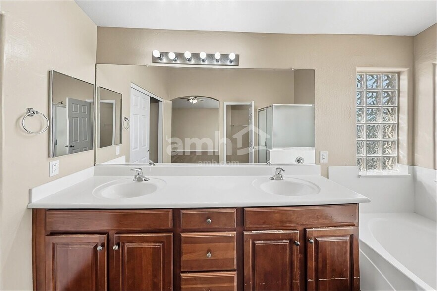Building Photo - 2982 S 256th Dr
