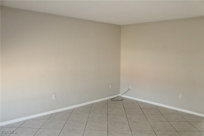 Building Photo - 511 SE 5th Pl