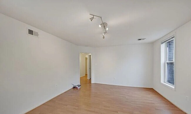 Building Photo - Bright & Spacious 3BR/2BA in the Heart of Columbia Heights