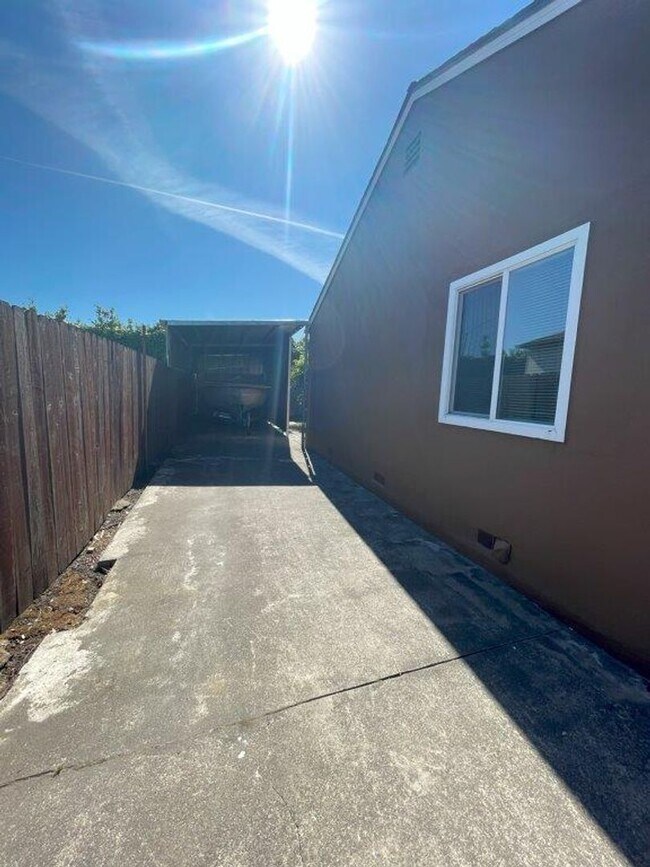 Building Photo - Nor Cal Realty, Inc - 3 bedroom 1 bath wit...
