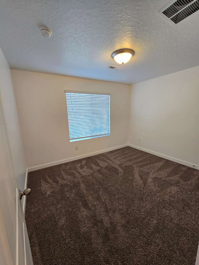 Building Photo - Adorable 4 bedroom Townhome for Rent in No...