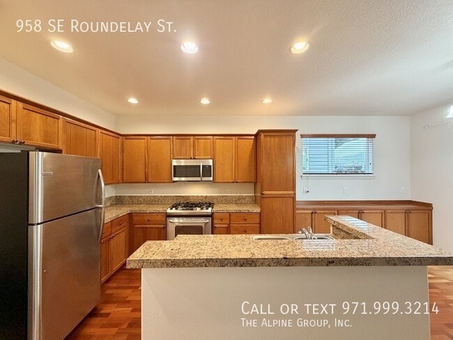 Building Photo - 958 SE Roundelay St