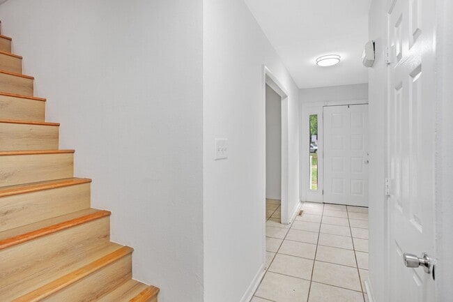 Building Photo - Renovated 4BR/3.5BA Townhome in Stafford –...