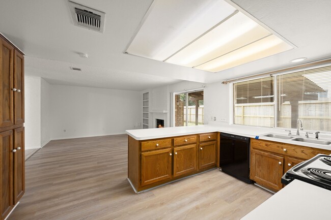 Building Photo - 7415 Creekfield Dr