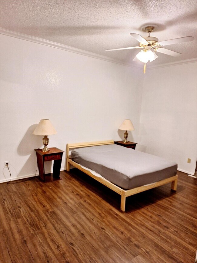 Building Photo - 921 Marine Dr