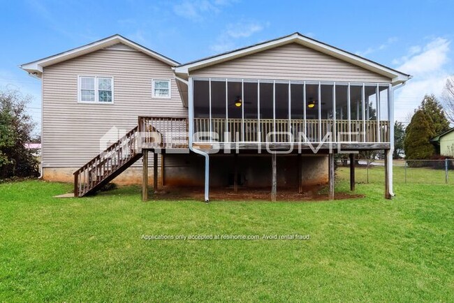 Building Photo - 663 Honey Creek Rd SE