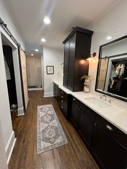 Master bathroom - 1630 S Tryon St