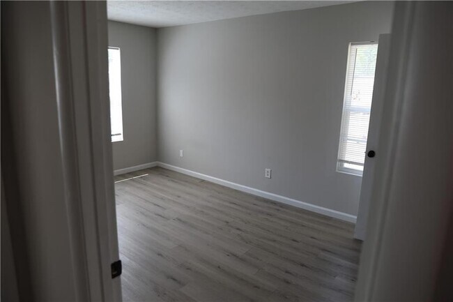 Building Photo - 1321 Surrey Ln SW