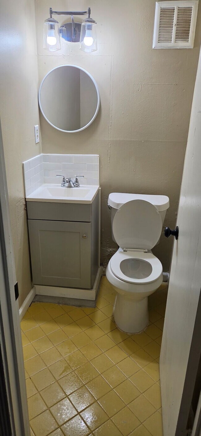 Building Photo - Two Bedroom Home, Recently Renovated