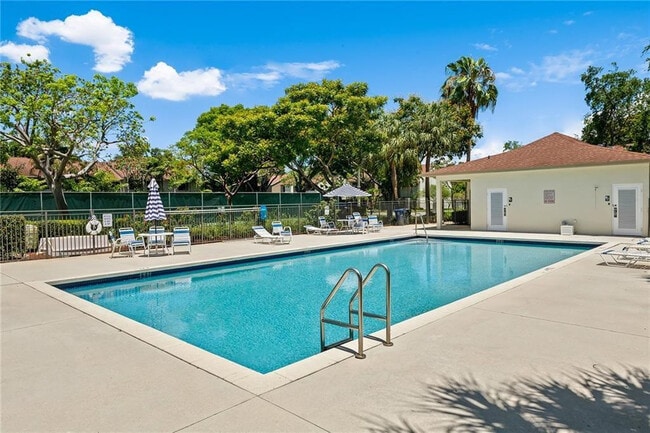 Building Photo - 340 City View Dr