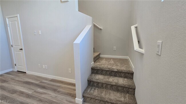 Building Photo - 988 Gearus Pl