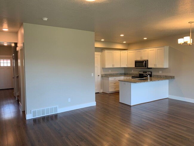 Building Photo - Beautiful 3 Bed, 2 Bath Townhome in Layton