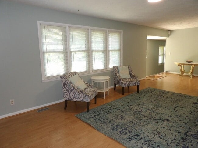 Building Photo - 917 9th Ave S