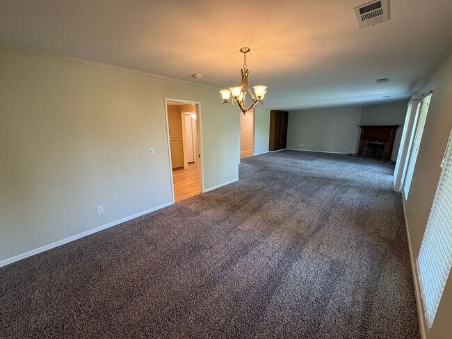 Building Photo - Beautiful Home with solar Rent Ready!