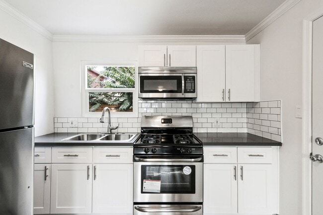 Building Photo - 2 Bed / 2 Bath House in Lincoln Heights is...