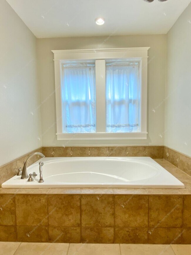 Building Photo - Northwest Crossing Gem! Bonus Office and F...